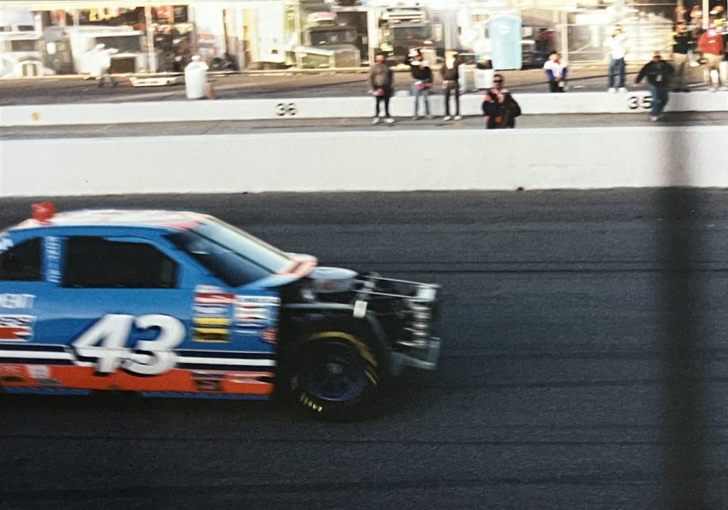 Kyle Petty in the final laps of the 1992 Hooters 500